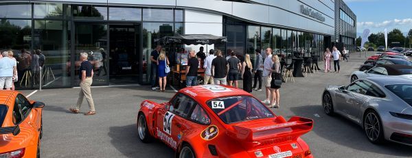 Mehrere Porsche Sportwagen stehen vor dem Porsche Zentrum Niederbayern/Plattling.